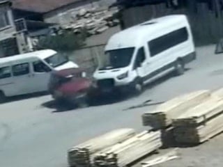 Çorum'da minibüs ile otomobilin çarpıştığı kaza kamerada: 2 yaralı