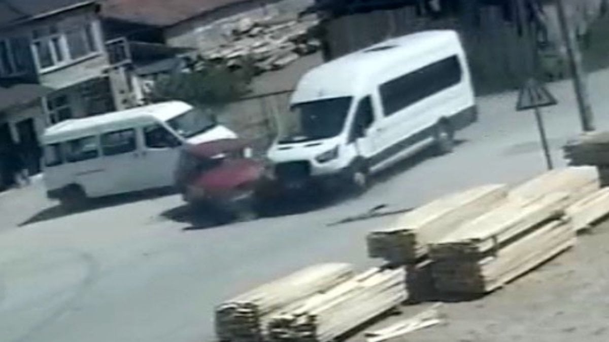 Çorum'da minibüs ile otomobil çarpıştı: 2 yaralı