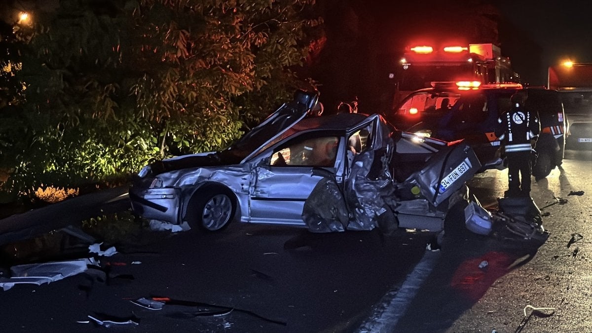 Kocaeli'de Tırın Arızalanan Otomobile Çarpması Sonucu Çocuk Ölümü