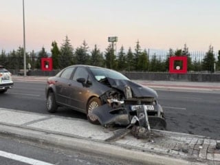 Kayseri'de direğe çarpan otomobilin sürücüsü yaralandı