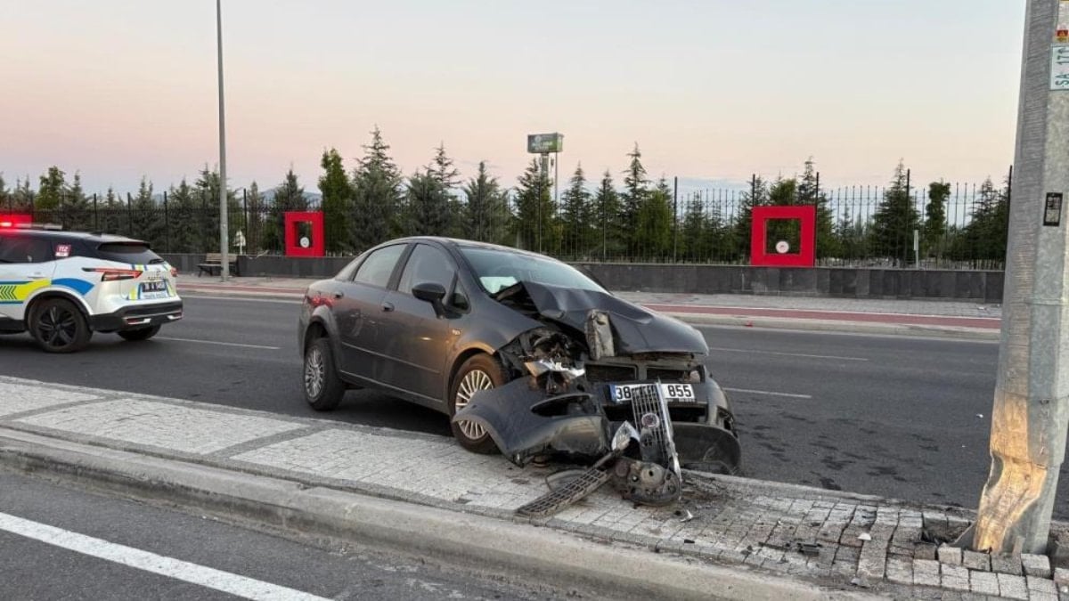 Kayseri'de Direğe Çarpan Otomobil Sürücüsü Yaralandı