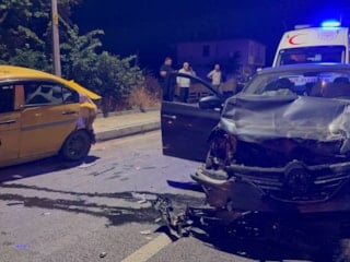 Bursa'da alkollü sürücünün otomobili taksiye çarptı: 1 yaralı