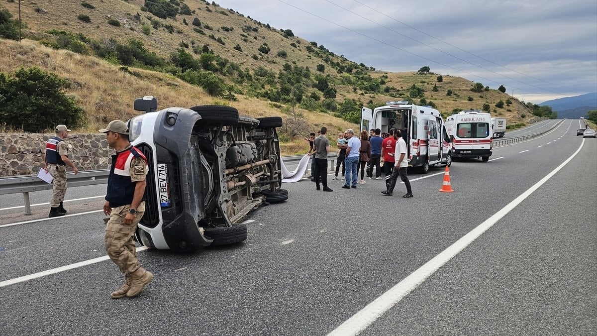 Erzincan'da Minibüs Devrildi: 16 Yaralı, 6'sı Çocuk