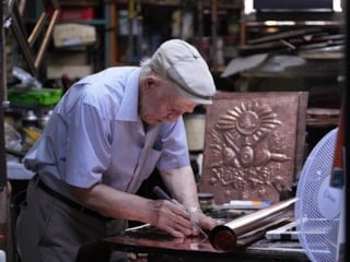 84 yaşında üretmeye devam ediyor: 57 yıldır ahşap ve metali sanat eserine dönüştürüyor