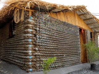 16 bin plastik şişe ve gübre topladılar: Klima gerektirmeyen ev inşa ettiler