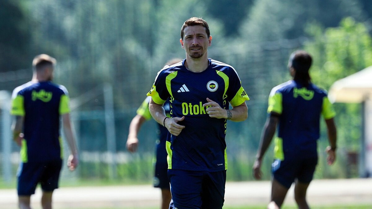 Fenerbahçe, kaptan Mert Hakan Yandaş ile 1 yıllık sözleşmeyi asgari ücret esasına göre uzattı