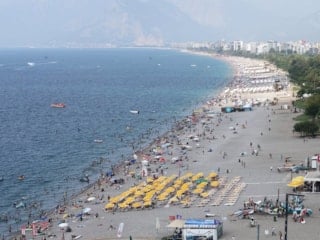 Antalya'da yüksek nem ve sıcaklıkla beraber sahiller doldu