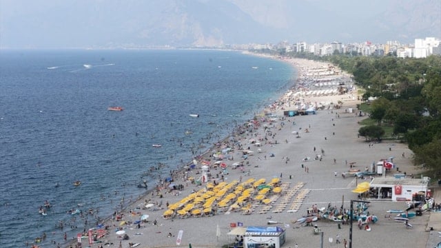 Antalya'da yüksek nem ve sıcaklıkla beraber sahiller doldu