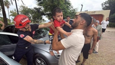 Antalya'da otomobilde kilitli kalan 1 yaşındaki Firuz'u itfaiye kurtardı