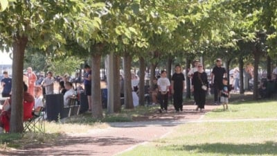 Sıcak havayı fırsat bilen İstanbullular sahillere akın etti