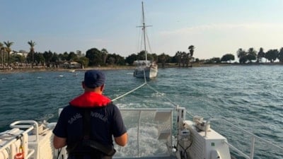 Aydın'da karaya oturan gezi teknesindeki 9 kişi kurtarıldı
