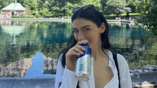 Hazar Ergüçlü tatilde! Bikinili fotoğraf yükledi