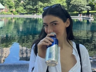 Hazar Ergüçlü tatilde! Bikinili fotoğraf yükledi