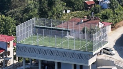 Rize'de sıra dışı çözüm: Çay alım yerinin çatısı halı saha oldu