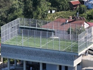 Rize'de sıra dışı çözüm: Çay alım yerinin çatısı halı saha oldu