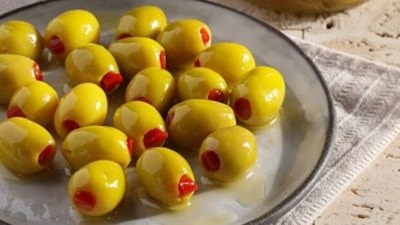 Yeşil zeytindeki dolgu gerçek biber değilmiş! Bakın neyden üretiliyor