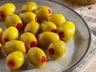 Yeşil zeytindeki dolgu gerçek biber değilmiş! Bakın neyden üretiliyor