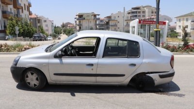 Karaman'da dubaya çarpan otomobilin tekeri koptu