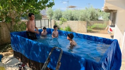Hatay'da torunları için traktör römorkunu havuza çevirdi