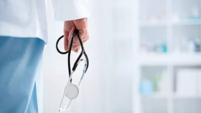Antalya'da "ABD borsasında yüksek kazanç vaadiyle" doktorları dolandırdı