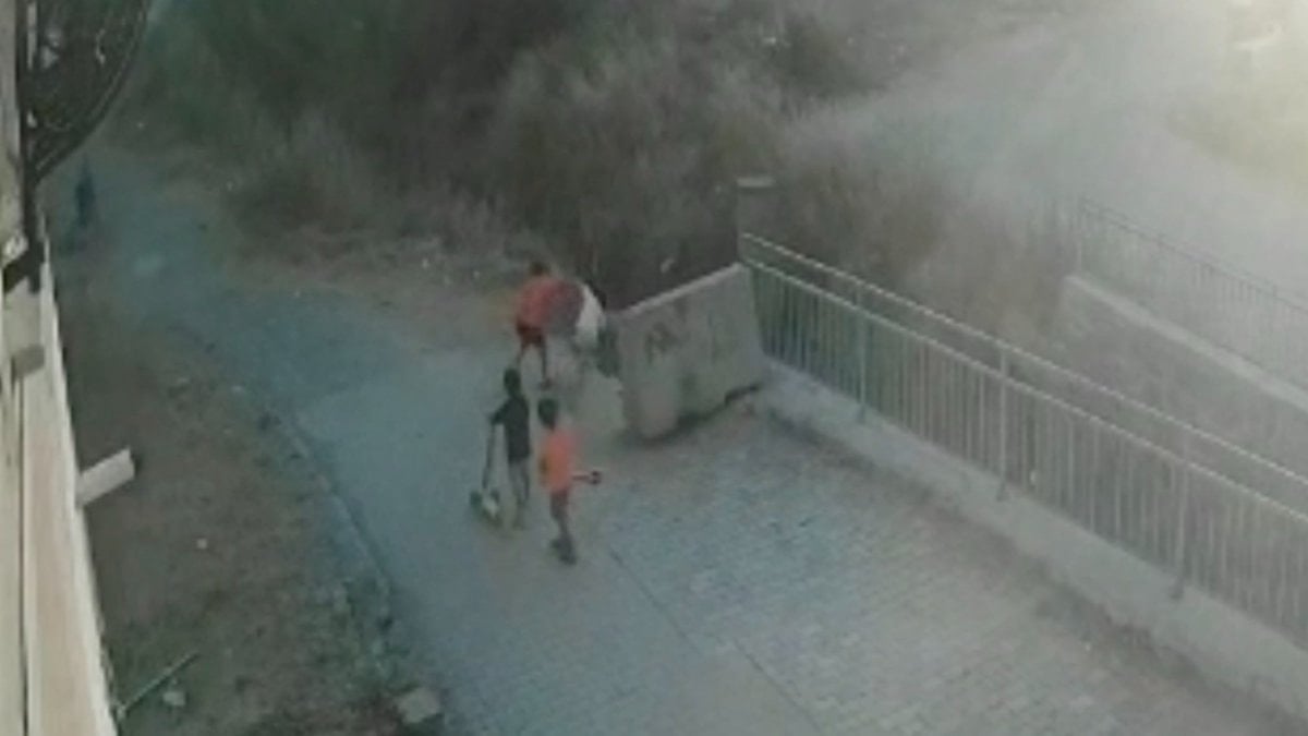 İstanbul'da Otizmli Bir Çocuğa Zorbalık Anları Kamerada