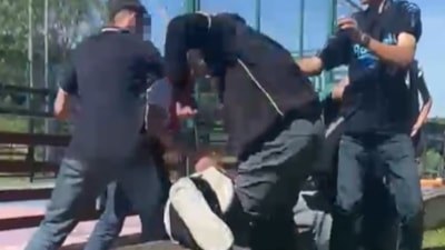 İstanbul'da akranları tarafından feci şekilde darbedildi