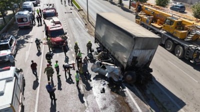 Bursa’da freni boşalan kamyon 2 araca çarptı