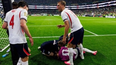 İngiltere'de reklam panolarının üzerinden atlayan Jordan Henderson kolunu kırdı