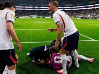 İngiltere'de reklam panolarının üzerinden atlayan Jordan Henderson kolunu kırdı
