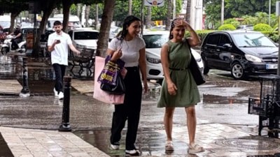 Adana'da bir anda bastıran yağmur vatandaşlara sürpriz yaşattı