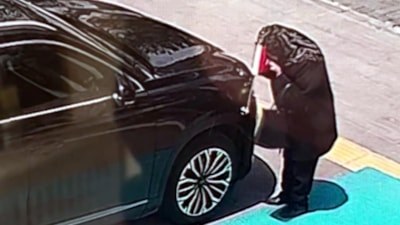 Kars'ta valilik aracındaki Türk bayrağını öpen kadını, Vali Polat makamında ağırladı