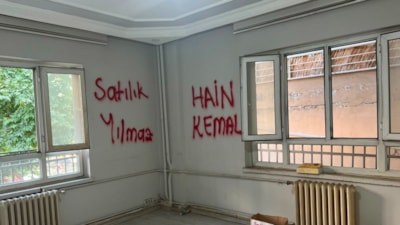 Görevden alınan yönetim CHP Batman İl Başkanlığı binasını tahrip etti