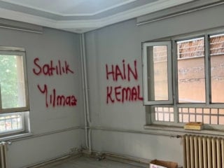 Görevden alınan yönetim CHP Batman İl Başkanlığı binasını tahrip etti