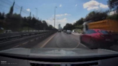 İstanbul'da emniyet şeridinde duran araca motosiklet çarptı