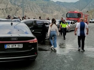 Erzurum'da ticari araç ve otomobil çarpıştı: 1 ölü 4 yaralı