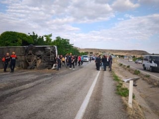 Kırıkkale'de yolcu otobüsü devrildi: 41 yaralı