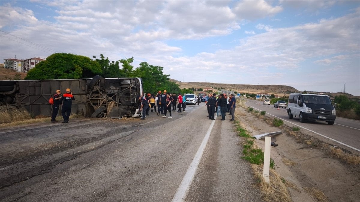 Passenger bus overturns in Kırıkkale, 41 injured, 3 critical