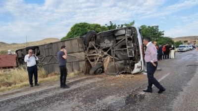 Kırıkkale'de yolcu otobüsü devrildi: 3'ü ağır 41 yaralı