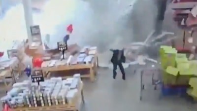 ABD'de şiddetli yağış ve sel nedeniyle marketinin çatısı çöktü