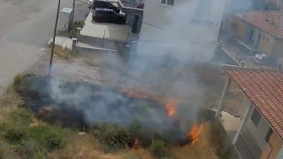 Aksaray'da maytapla oynayan çocuklar ot yangınına neden oldu