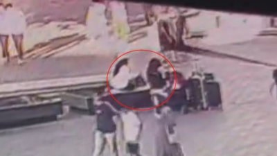 İstanbul'da bankta oturanların çantalarını çaldı: Kameradan kaçamadı