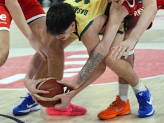 Basketbol ayakkabıları neden gıcırdar? Sadece sürtünme değil…