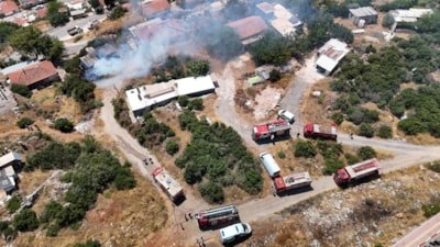 Antalya'da inşaat malzemelerinin bulunduğu baraka alevlere teslim oldu