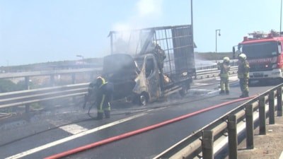 İstanbul'da mobilya malzemesi yüklü kamyonet alev alev yandı