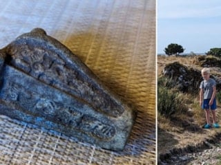 Sahilde yürürken cebine attı, arkeoloji dünyası sarsıldı! 900 yıllık hazineymiş...