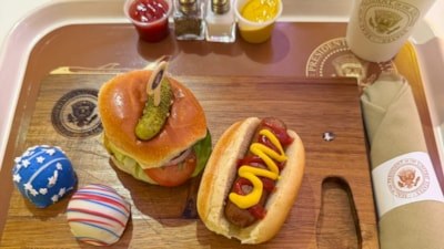 Donald Trump'ın Türkiye yolculuğunda 'Amerikan usulü' menü: Hamburger ve hot dog ikram edildi