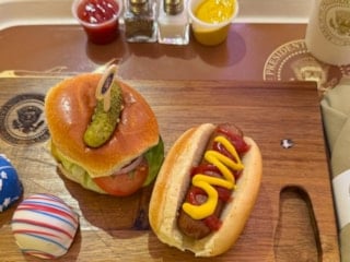 Donald Trump'ın Türkiye yolculuğunda 'Amerikan usulü' menü: Hamburger ve hot dog ikram edildi