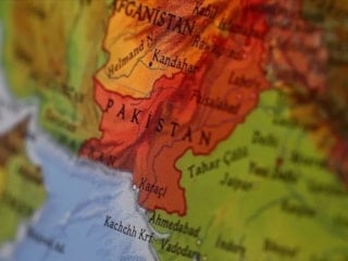 Pakistan'a ait kargo uçağı Karaçi açıklarında deniz üzerinde kayboldu