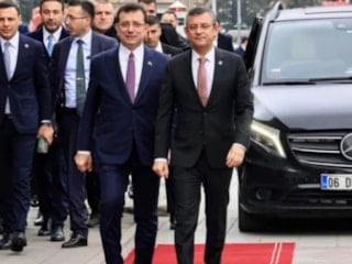 Özgür Özel'in zabıtaları selamladığı anlar yeniden gündem oldu
