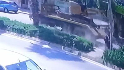 İzmir'de refüjden geçmeye çalışan motosiklete kamyon çarptı